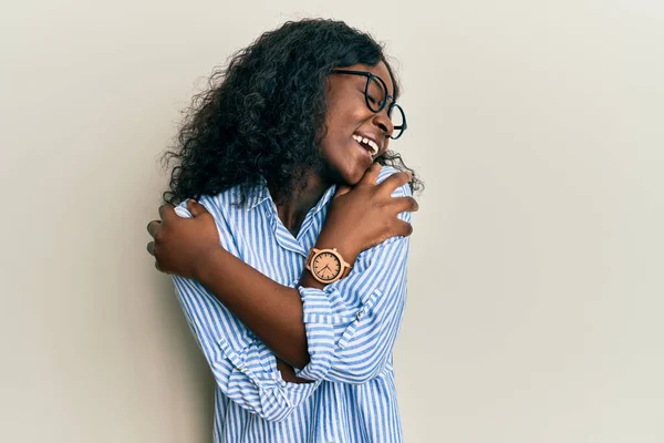 Belle Jeune Femme Africaine Portant Des Vêtements Décontractés Des Lunettes — Photo