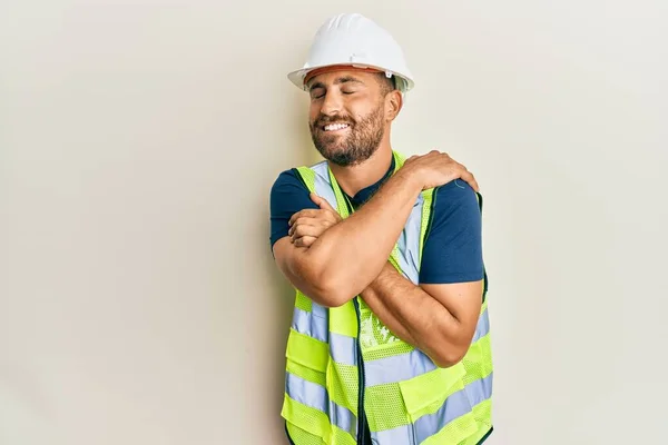 Stilig Man Med Skägg Klädd Skyddshjälm Och Reflekterande Jacka Kramar — Stockfoto