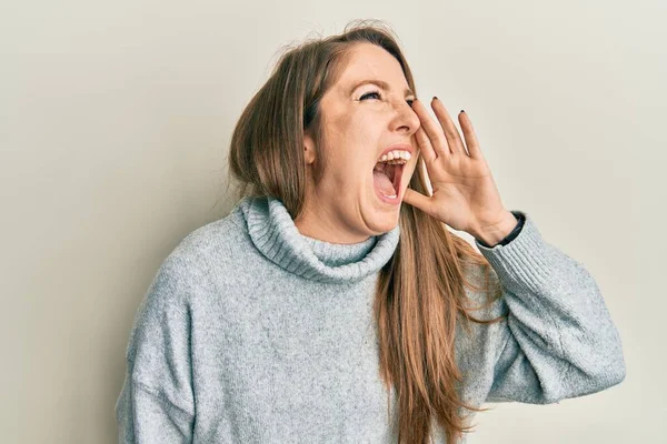 Ung Blond Kvinna Bär Avslappnad Polotröja Tröja Skriker Och Skriker — Stockfoto