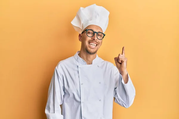 Skallig Man Med Skägg Bär Professionell Kock Uniform Med Ett — Stockfoto