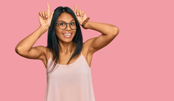 Mujer Afroamericana Joven Usando Ropa Casual Gafas Haciendo Gesto Divertido — Foto de Stock