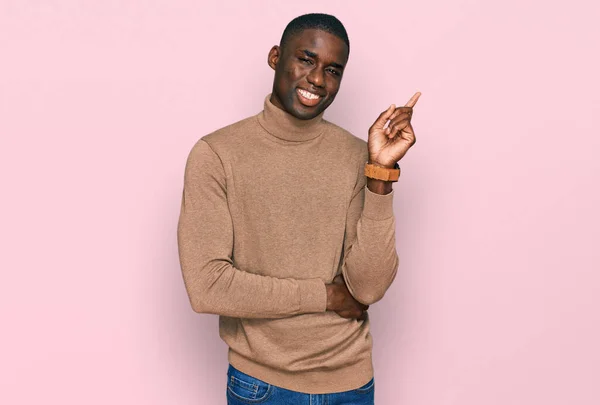Joven Hombre Afroamericano Vistiendo Suéter Casual Invierno Con Una Gran —  Fotos de Stock