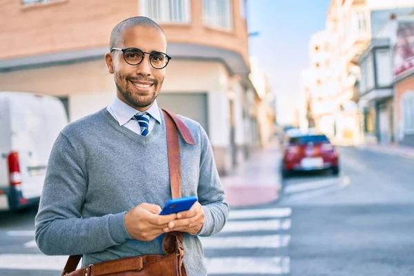 Jovem Empresário Afro Americano Sorrindo Feliz Usando Smartphone Cidade — Fotografia de Stock