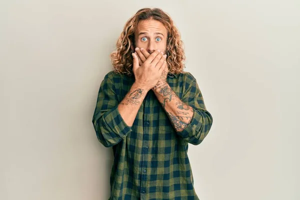 Homem Bonito Com Barba Cabelos Longos Vestindo Roupas Casuais Chocou — Fotografia de Stock