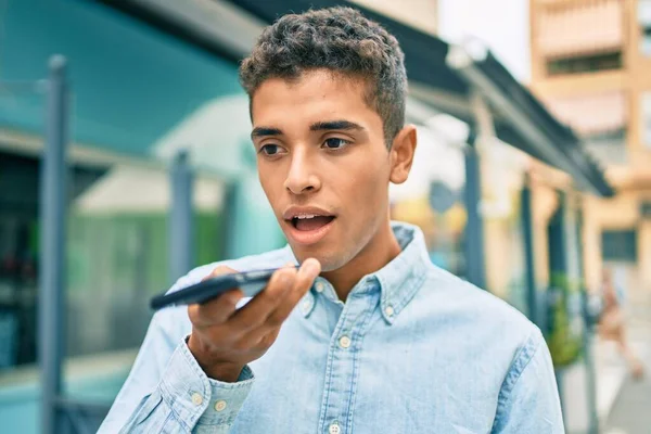 Giovane Uomo Latino Sorridente Felice Invio Messaggi Vocali Utilizzando Smartphone — Foto Stock