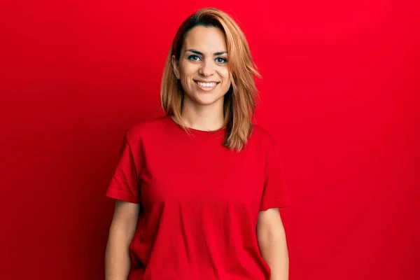 Ισπανίδα Νεαρή Γυναίκα Που Φοράει Κόκκινο Μπλουζάκι Χαρούμενο Και Δροσερό — Φωτογραφία Αρχείου