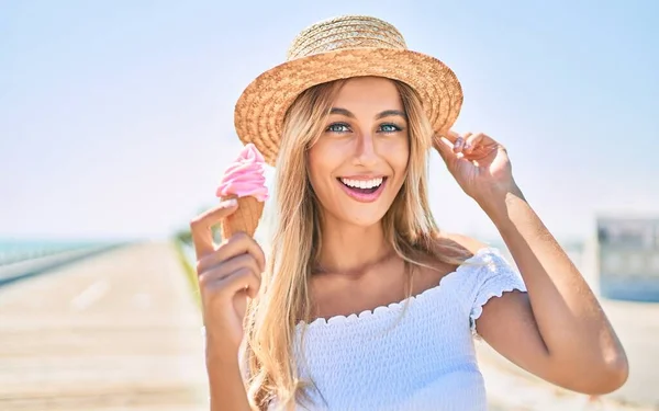 Jeune Fille Touristique Blonde Souriant Heureux Manger Crème Glacée Sur — Photo