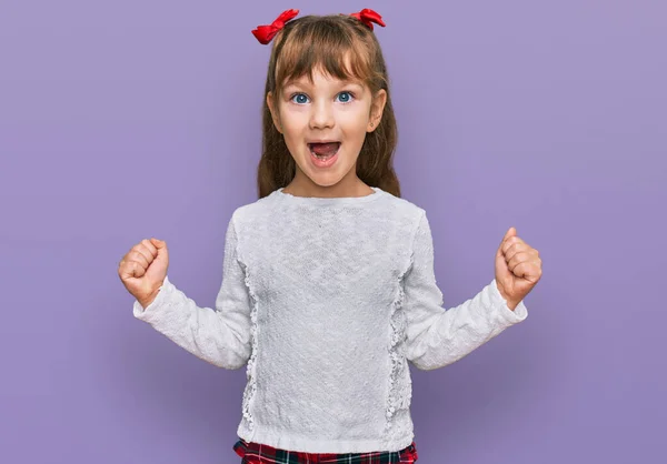 Kleine Kaukasische Mädchen Lässiger Kleidung Feiern Überrascht Und Erstaunt Über — Stockfoto