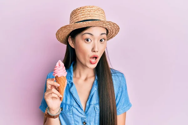 Jeune Femme Chinoise Portant Chapeau Été Tenant Crème Glacée Effrayée — Photo