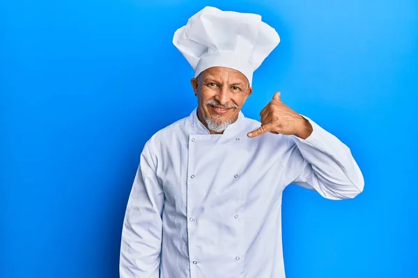 Hombre Pelo Gris Mediana Edad Con Uniforme Cocinero Profesional Sombrero —  Fotos de Stock