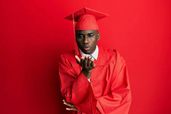 Ung Afrikansk Amerikan Man Bär Examen Mössa Och Ceremoni Mantel — Stockfoto