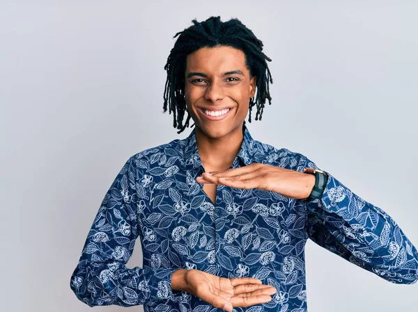 Young African American Man Wearing 80S Style Shirt Gesturing Hands — Stock Photo, Image