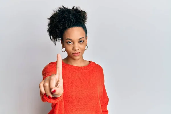 Νεαρή Αφρο Αμερικανίδα Που Φοράει Καθημερινά Ρούχα Δείχνοντας Δάχτυλο Ψηλά — Φωτογραφία Αρχείου