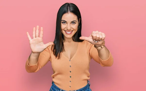 Junge Hispanische Frau Lässiger Kleidung Zeigt Mit Finger Nummer Sechs — Stockfoto