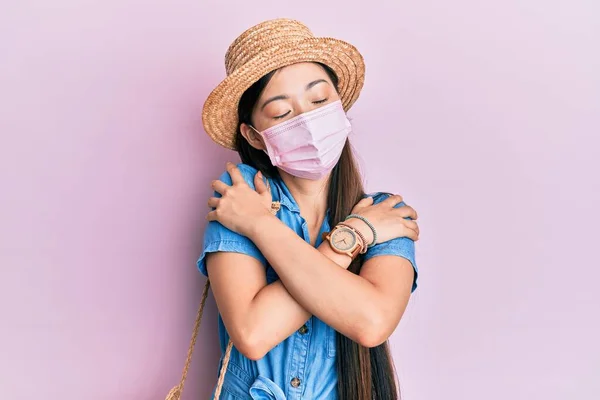 Νεαρή Κινέζα Που Φοράει Ιατρική Μάσκα Καλοκαίρι Αγκαλιάζει Τον Εαυτό — Φωτογραφία Αρχείου