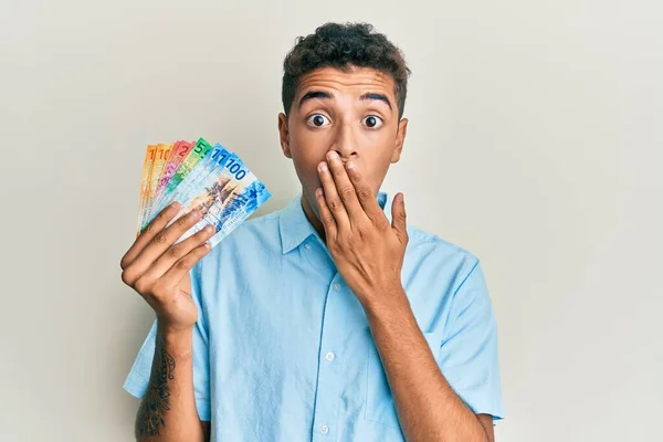 Joven Hombre Afroamericano Guapo Sosteniendo Billetes Banco Suizos Que Cubren —  Fotos de Stock