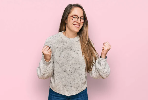 Mujer Rubia Joven Con Suéter Casual Gafas Emocionadas Por Éxito —  Fotos de Stock