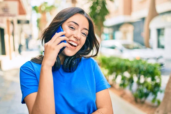 Joven Mujer Hispana Sonriendo Feliz Hablando Smartphone Ciudad —  Fotos de Stock