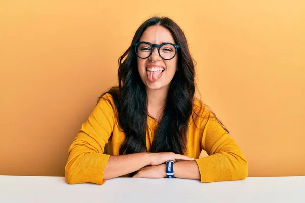 Schöne Brünette Junge Frau Mit Brille Und Lässiger Kleidung Sitzt — Stockfoto