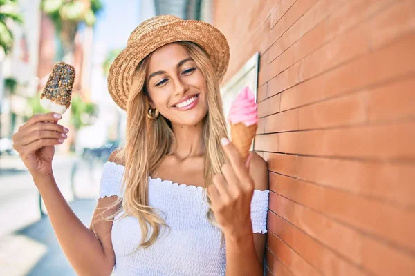若いですブロンド観光客の女の子笑顔幸せな食べるアイスクリーム傾きオンザ壁 — ストック写真