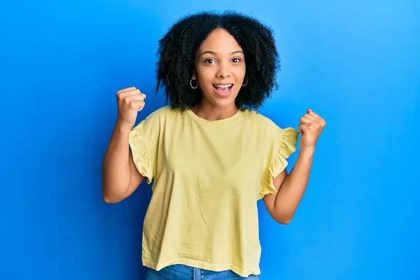 Ung Afrikansk Amerikansk Flicka Bär Casual Kläder Firar Förvånad Och — Stockfoto