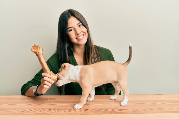 Menina Hispânica Jovem Sorrindo Feliz Brincando Com Cão Sentado Mesa — Fotografia de Stock