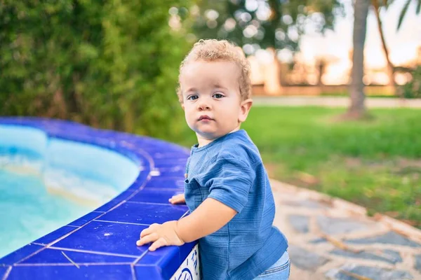 Menino Bonito Feliz Divertindo Parque Dia Ensolarado Linda Loira Cabelo — Fotografia de Stock