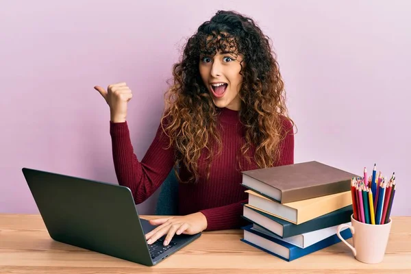 Menina Hispânica Jovem Estudando Usando Laptop Livros Apontando Polegar Até — Fotografia de Stock