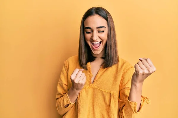 Jong Brunette Meisje Dragen Casual Kleding Vieren Verrast Verbaasd Voor — Stockfoto