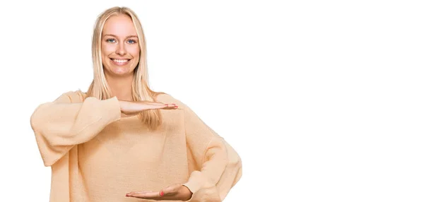 Ung Blond Flicka Bär Casual Kläder Gester Med Händerna Visar — Stockfoto