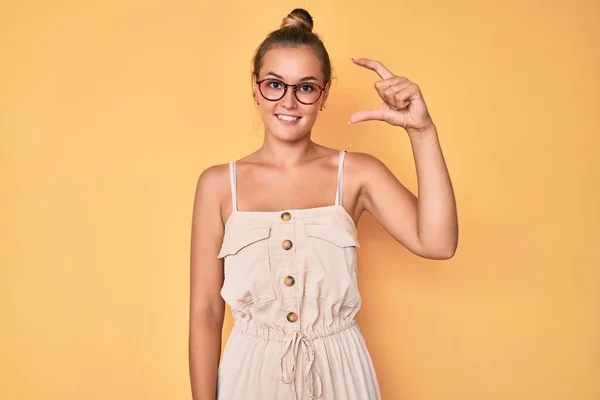 Hermosa Mujer Caucásica Vistiendo Vestido Verano Sonriente Seguro Gesto Con — Foto de Stock