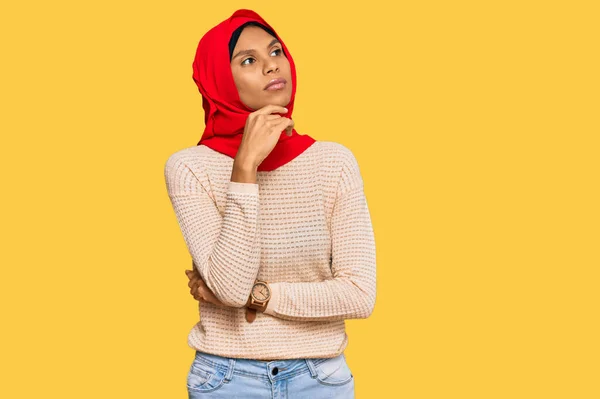 Junge Afrikanisch Amerikanische Frau Traditionellem Islamischen Hijab Schal Mit Der — Stockfoto