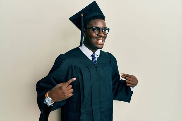 Όμορφος Μαύρος Άνδρας Καπέλο Αποφοίτησης Και Επίσημη Ρόμπα Που Δείχνει — Φωτογραφία Αρχείου