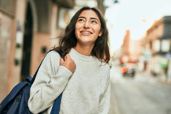 Młoda Studentka Bliskiego Wschodu Uśmiechnięta Szczęśliwa Stojąc Mieście — Zdjęcie stockowe