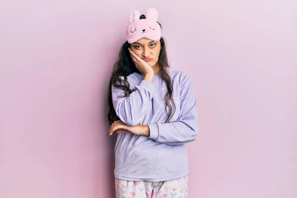 Bela Mulher Oriente Médio Usando Máscara Sono Pijama Pensando Parecendo — Fotografia de Stock