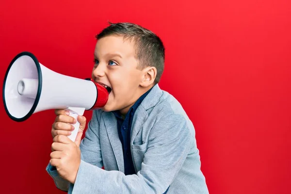 Sevimli Beyaz Çocuk Kırmızı Arka Plan Üzerinde Megafon Kullanarak Çığlık — Stok fotoğraf