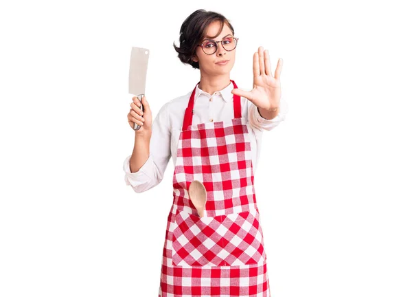 Schöne Junge Frau Mit Kurzen Haaren Trägt Professionelle Bäckerschürze Hält — Stockfoto