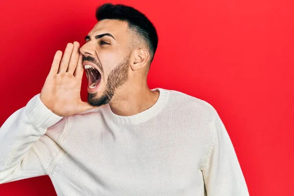 Ung Latinamerikansk Man Med Skägg Avslappnad Vintertröja Som Skriker Och — Stockfoto