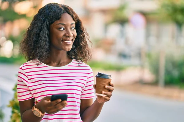 Mladý Africký Americký Dívka Pomocí Smartphone Pití Odnést Kávu Městě — Stock fotografie