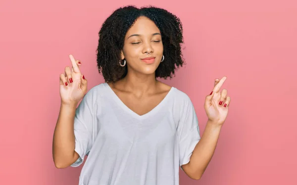 Jovem Afro Americana Vestindo Roupas Casuais Gesticulando Dedo Cruzado Sorrindo — Fotografia de Stock