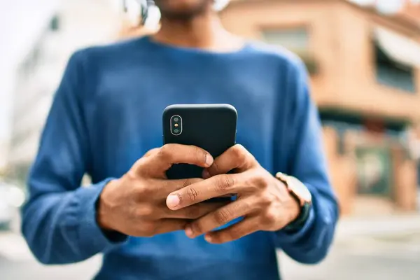 Jonge Afrikaans Amerikaanse Man Lacht Gelukkig Met Behulp Van Smartphone — Stockfoto