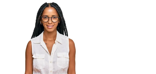 Hermosa Mujer Hispana Vistiendo Ropa Casual Gafas Con Una Sonrisa —  Fotos de Stock