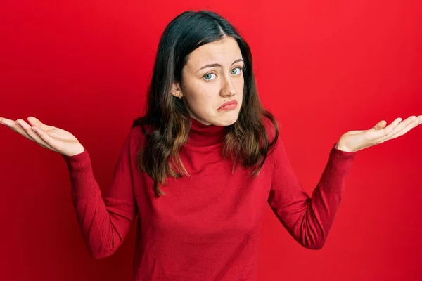 Giovane Donna Bruna Che Indossa Maglione Collo Alto Incapace Confuso — Foto Stock