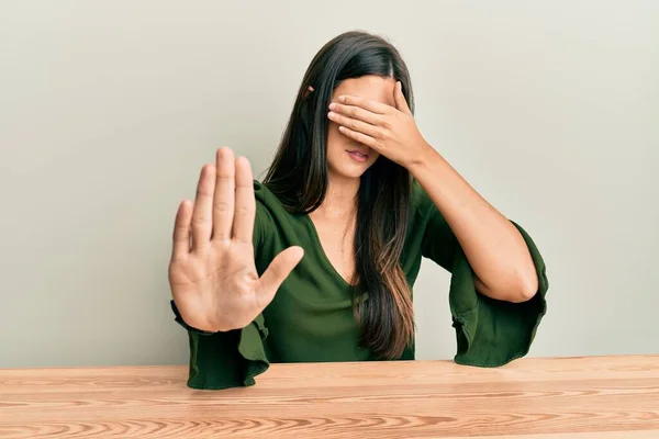 Jonge Brunette Vrouw Draagt Casual Kleding Zittend Tafel Bedekken Ogen — Stockfoto