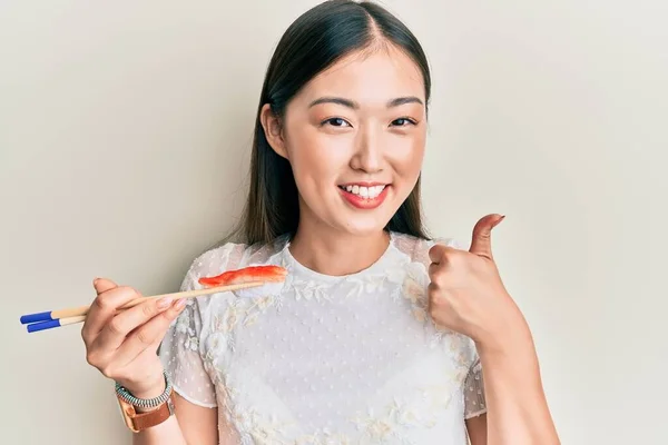 Giovane Donna Cinese Mangiare Sushi Gamberi Con Bacchette Sorridente Felice — Foto Stock