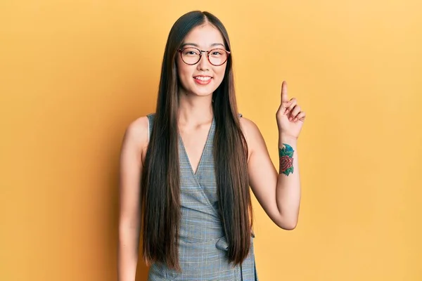 Νεαρή Κινέζα Γυναίκα Φορώντας Επαγγελματικό Φόρεμα Και Γυαλιά Χαμογελώντας Μια — Φωτογραφία Αρχείου