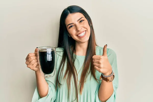 Νεαρή Ισπανίδα Γυναίκα Πίνοντας Ένα Φλιτζάνι Καφέ Χαμογελώντας Ευτυχισμένη Και — Φωτογραφία Αρχείου