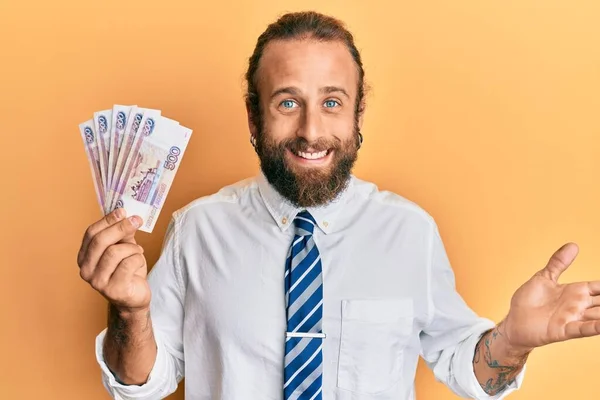 Hombre Negocios Guapo Con Barba Cabello Largo Sosteniendo Billetes Rusos —  Fotos de Stock