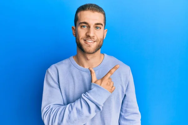 Young Caucasian Man Wearing Casual Clothes Smiling Cheerful Pointing Hand — Stock Photo, Image