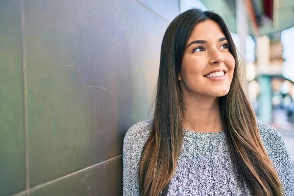 Jovem Bela Menina Hispânica Sorrindo Feliz Inclinando Parede Cidade — Fotografia de Stock